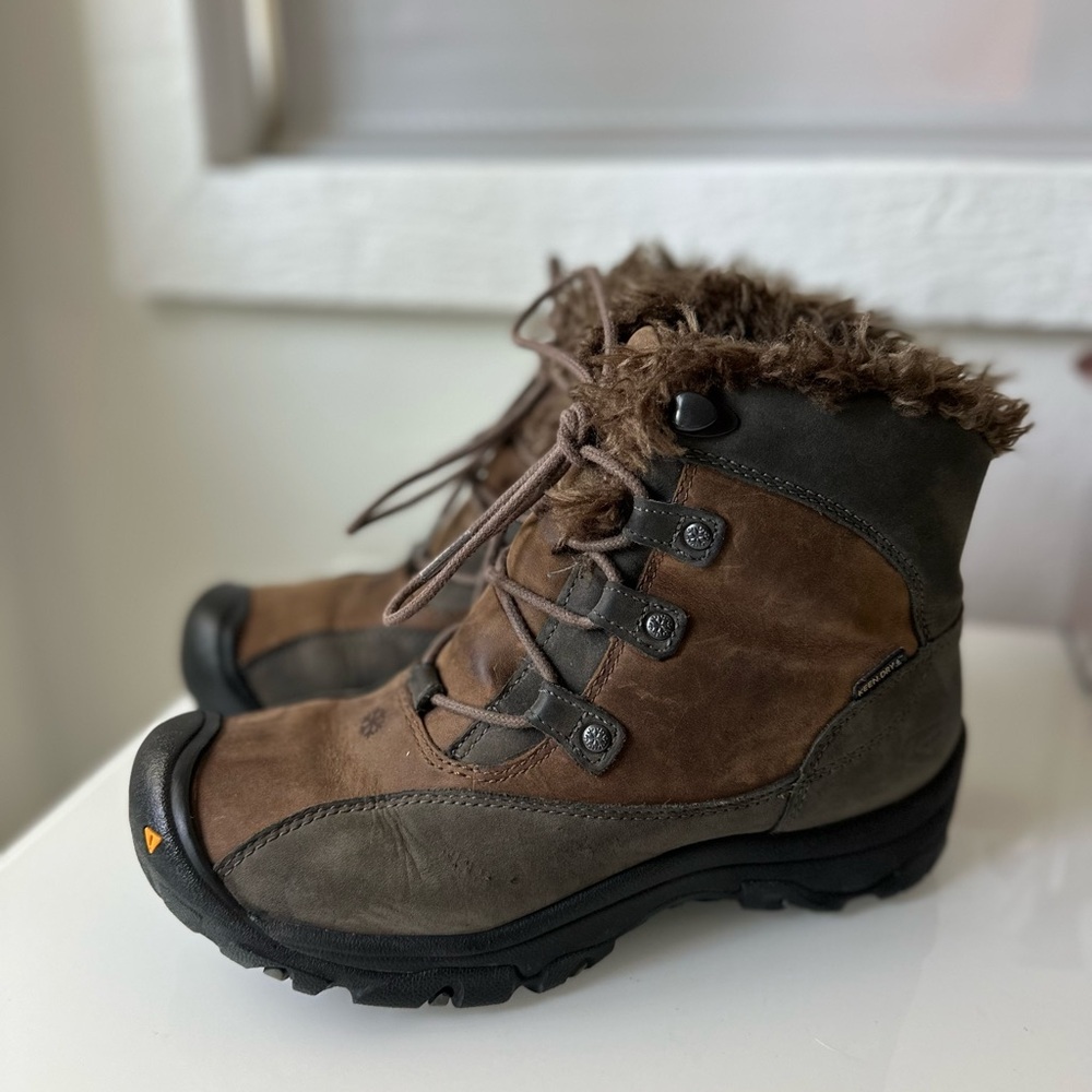 Keen Women’s Bailey Low Boot with Fur Lined 8.5
